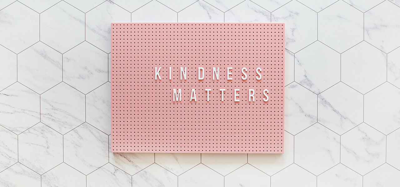 Imagem de quadro com as palavras "kindness matters"